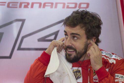Fernando Alonso, en el box de Ferrari, en el circuito de Interlagos.-Foto: EFE / BOSCO MARTÍN
