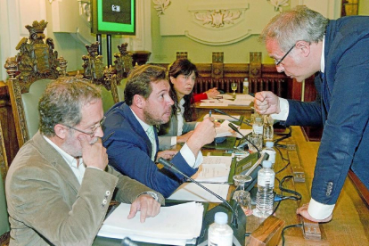 Puente y Martínez Bermejo conversan durante un pleno en una imagen de archivo.-J. M. LOSTAU