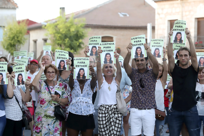 Decenas de personas participan en una concentración por la muerte de Esther López en Traspinedo. - ICAL