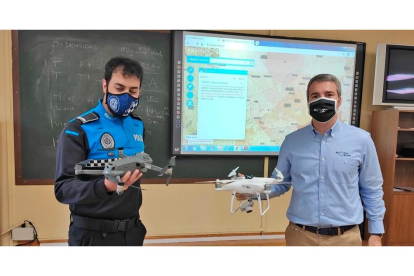 Uno de los agentes de la Policía Municipal que se ha formado en el curso de manejo de los drones por parte de una empresa especializada. A.V.