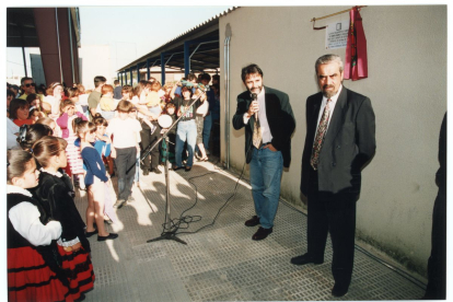 El ex alcalde de Valladolid, Tomás Rodríguez Bolaños, en la inauguración de la pista polideportiva cubierta del barrio Puente Duero en 1994.- ARCHIVO MUNICIPAL VALLADOLID