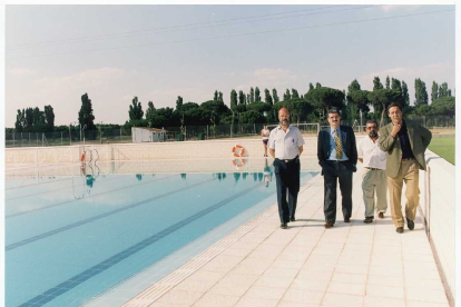 El ex alcalde de Valladolid, Francisco Javier León de la Riva, en la inauguración de la piscina del barrio Puente Duero en 1997.- ARCHIVO MUNICIPAL VALLADOLID