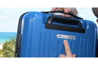 El logo de la IATA que identificará las maletas que son equipaje de mano.-