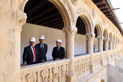 Roberto García, presidente de Castilla Termal, y Sebastián Arias y Javier Cid, de Alentia, en el claustro del monasterio-Ical