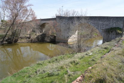 Puente sobre el río Duero en el barrio Puente Duero.- J.M. LOSTAU