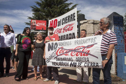 Podemos Salamanca se reúne con los representantes nacionales de la plataforma Coca Cola En Lucha, que protestan contra el ERE implantado por la multinacional en España.-ICAL