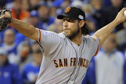 Madison Bumgarner se dispone a lanzar una bola, en el séptimo y definitivo partido de las Series Mundiales de béisbol, entre los Giants de San Francisco y los Royals de Kansas City.-Foto: EFE / JOHN G. MABANGLO