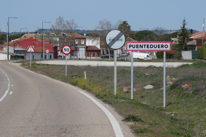 Estrada al barrio Puente Duero por la carretera de Viana.- J.M. LOSTAU