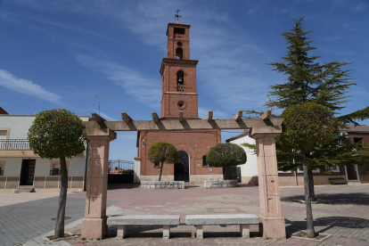 Iglesia de Santa María del Duero en la plaza Damián Tascón Prieto en el barrio Puente Duero.- J.M. LOSTAU