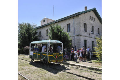 Un tren turístico funcionó en la línea a su paso por Soria.-Valentín Guisande