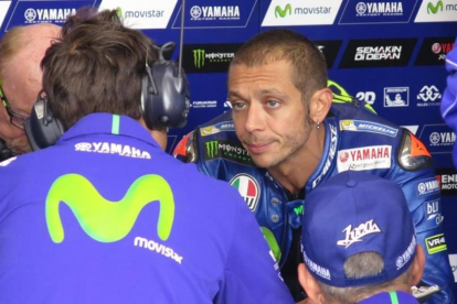 Valentino Rossi habla con sus técnicos, en el GP de Austria-EMILIO PÉREZ DE ROZAS