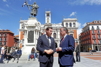 Óscar Puente y Antonio Silván en la Plaza Mayor de Valladolid, en uno de sus encuentros bilaterales.-J.M. LOSTAU