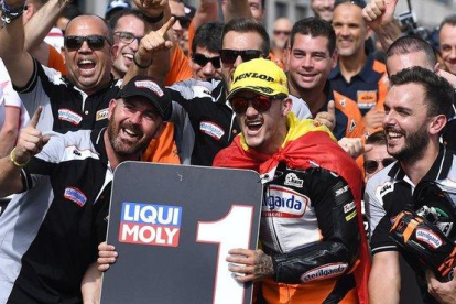 El valenciano Aron Canet (KTM) celebra hoy, en Motorland, con todo su equipo su tremenda victoria en Moto3.-AP 7 JOSÉ BRETON