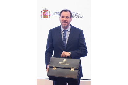 Óscar Puente recibe la cartera del Ministerio de Transportes de manos de la ministra saliente, Raquel Sánchez. ICAL