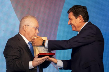 José Carlos Pastor recibe el premio de manos del consejero Carlos Fernández Carriedo.-PHOTOGENIC