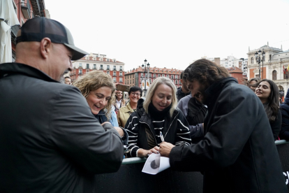 Yon González firma un autógrafo antes del preestreno de los primeros capítulos de la serie 'Memento Mori'. / ICAL