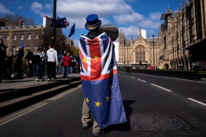 Un activistas pro Unión Europea protesta a las puertas del Parlamento en Londres.-EFE / WILL OLIVER