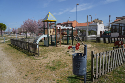 Parque infantil en la mediana de la calle Real en el barrio Puente Duero.- J.M. LOSTAU