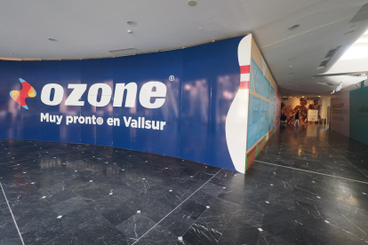 Cartel de la bolera de la nueva zona de restauración y ocio del centro comercial Vallsur -PHOTOGENIC