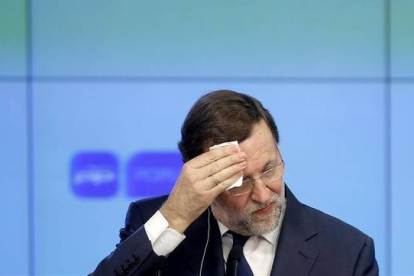 Mariano Rajoy, durante la rueda de prensa que ha ofrecido este lunes en la sede del PP tras reunirse con Nicolas Sarkozy.-Foto: JOSÉ LUIS ROCA