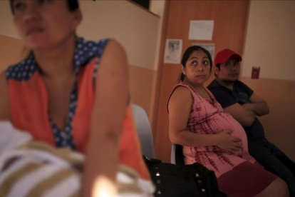 Una mujer embarazada espera para ser atendida en un hospital de San Salvador, capital de El Salvador, el 29 de enero.-REUTERS