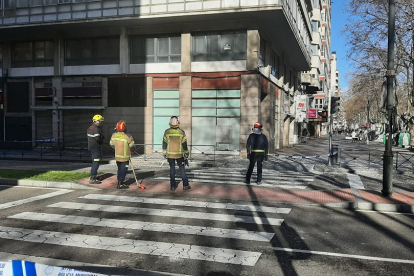 Los bomberos intervienen en el edificio en el que se produjo una caída de marquesinas, localizado entre el Paseo Zorilla y el Paseo del Hospital Militar. E.M