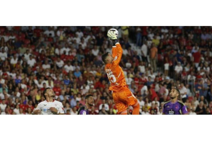 Asenjo intercepta un balón por alto en Sevilla. / LA LIGA