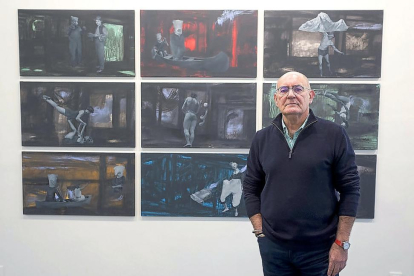 Luis Cruz Hernández posa junto a algunas de sus obras en la galería Javier Silva.-PABLO REQUEJO / PHOTOGENIC