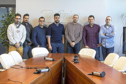 El equipo de desarrolladores José Ignacio Hernández, Jorge Moratinos, Jesús Macías, Samuel Alfageme, Andrés Pozo, José María Carmona y Daniel Velasco en Boecillo.-J. M. LOSTAU