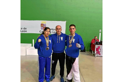 Beatriz Paris y César Pinilla posan con las medallas junto a Roberto Corona.-EM