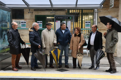 El PSOE junto con vecinos en la parada bus de Jose Maria Lacort.- E.M.