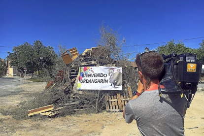 Un cámara graba imágenes de los alrededores de la prisión de Brieva de Ávila, donde los vecinos han dado la bienvenida a Urdangarin.-EL MUNDO