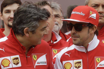 Fernando Alonso, a la derecha, conversa con el italiano Marco Mattiacci, nuevo jefe de la escuderia Ferrari, en el Circuit de Catalunya.-Foto: AP / LUCA BRUNO