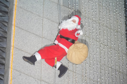 Descenso de Papá Noel por la fahcada de El Corte Inglés. -PHOTOGENIC