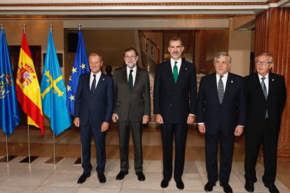 El Rey posa junto a Rajoy, Tusk, Tajani y Juncker-RGL (EFE)