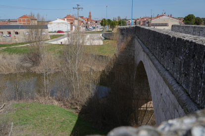 Puente sobre el Duero con la calle Real al fondo en el barrio Puente Duero.- J.M. LOSTAU