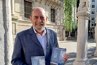 Clemente Barahona, junto a su libro frente a la fachada de la Universidad de Valladolid. ArgiComunicación.