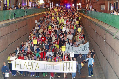 Manifestación contra el cierre del paso a nivel de La Pilarica, ayer, a su paso por el túnel de Vadillos.-J.M. Lostau