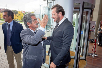 Revilla saluda a Puente a su llegada al centro cultural Miguel Delibes.-PABLO  REQUEJO / PHOTOGÉNIC
