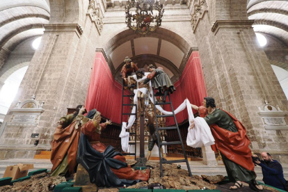 Operarios ponen a punto las esculturas en la Catedral ante el pregón de Semana Santa.- PHOTOGENIC