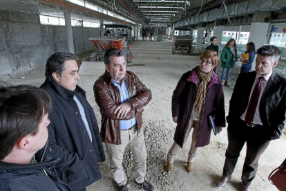 El alcalde de Arroyo de la Encomienda, José Manuel Barrio, visitó ayer las obras del centro deportivo La Almendrera. Una remodelación «necesaria» que «mejorará la vida de los vecinos», afirmó. El plazo de ejecución es de ocho meses y costará más de tres m-J.M.Lostau