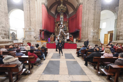 Operarios ponen a punto las esculturas en la Catedral ante el pregón de Semana Santa.- PHOTOGENIC