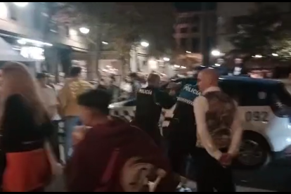 Identificación de un interviniente en la pelea en la noche del sábado en la plaza de Coca de Valladolid.- E.M.