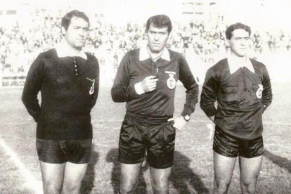 Teo Hernández Velázquez junto a sus hermanos cuando era árbitro de fútbol profesional. / EM