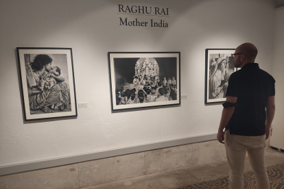 Un hombre contempla tres imágenes de Raghu Rai. | E. M.