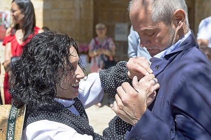 Víctor Caramanzana recibe un pin del escudo de Tordehumos, en los momentos previos a su discurso inaugural.-REPORTAJE GRÁFICO: JOSÉ C. CASTILLO / PHOTOGENIC