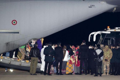 Los primeros 162 inmigrantes procedentes de Libia tras aterrizar en el aeropuerto de Pratica di Mare, en Roma.-EFE / MASSIMO PERCOSSI