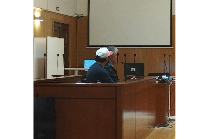 El condenado, con una gorra y de espaldas, ocupa el banquillo de la Audiencia de Valladolid durante la vista de conformidad celebrada este miércoles. -EP