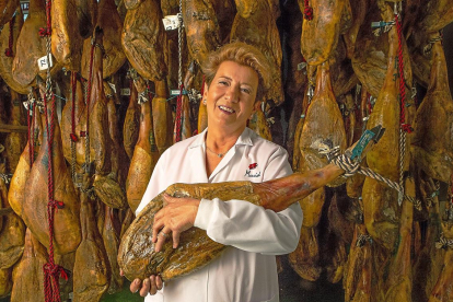 Clotilde Sánchez, en uno de los secaderos de su fábrica de Guijuelo (Salamanca), con una pieza de jamón ibérico.-ARGICOMUNICACIÓN