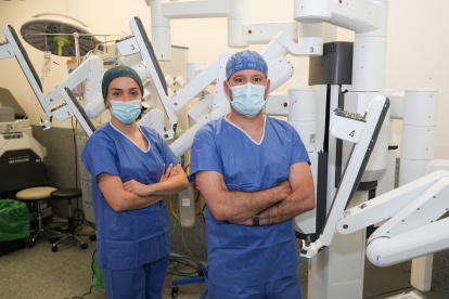 Marcos Cepeda, jefe de Urología del Hospital Universitario Río Hortega de Valladolid, posa con el robot Da Vinci. J. M. LOSTAU